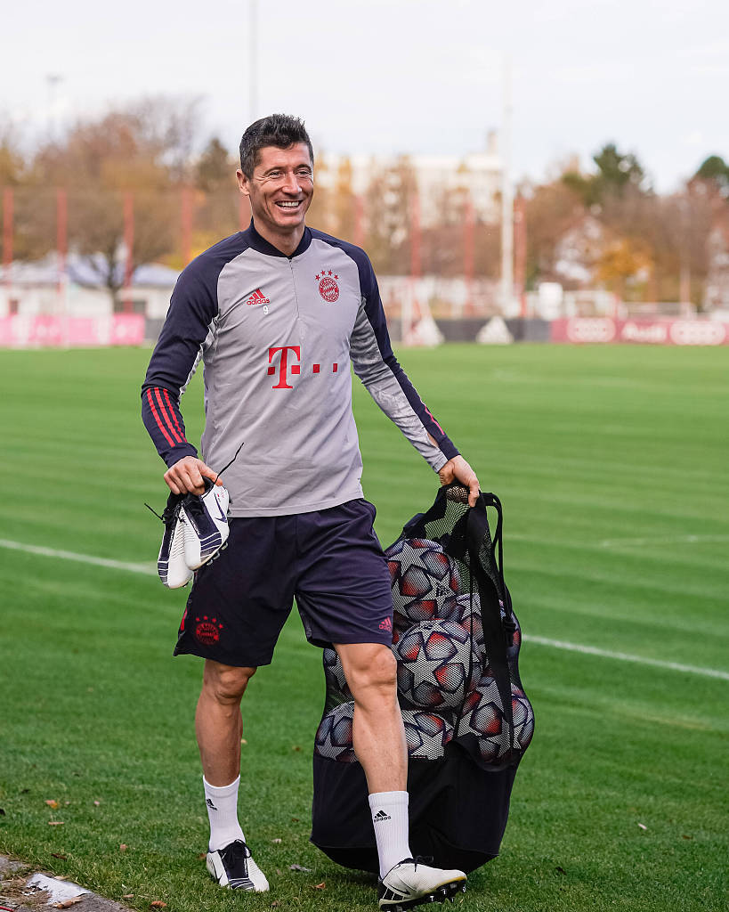 六台：姆巴佩因伤未随队出征，已抵达皇马基地进行康复训练