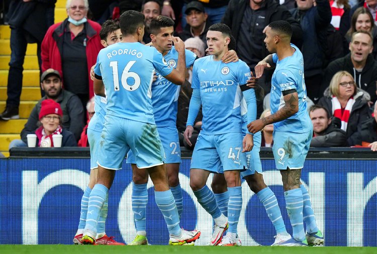 双丰收时刻，雄鹿力克湖人，字母哥获詹姆斯特别礼物致敬